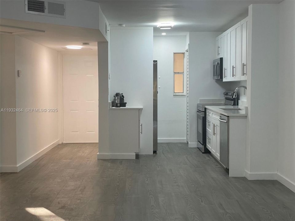For Rent: $2,050 (2 beds, 2 baths, 949 Square Feet)