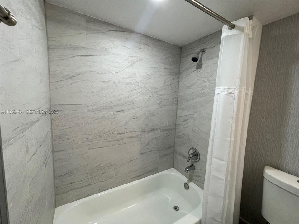 For Rent: $2,050 (2 beds, 2 baths, 949 Square Feet)