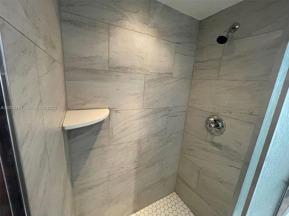 For Rent: $2,050 (2 beds, 2 baths, 949 Square Feet)