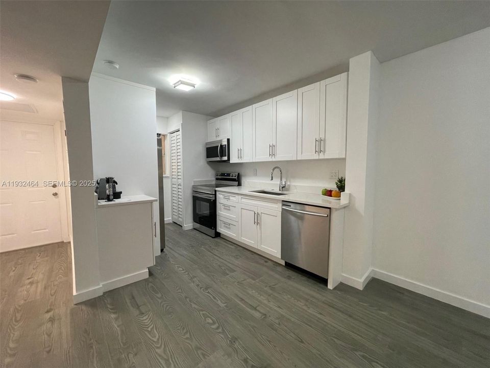 For Rent: $2,050 (2 beds, 2 baths, 949 Square Feet)