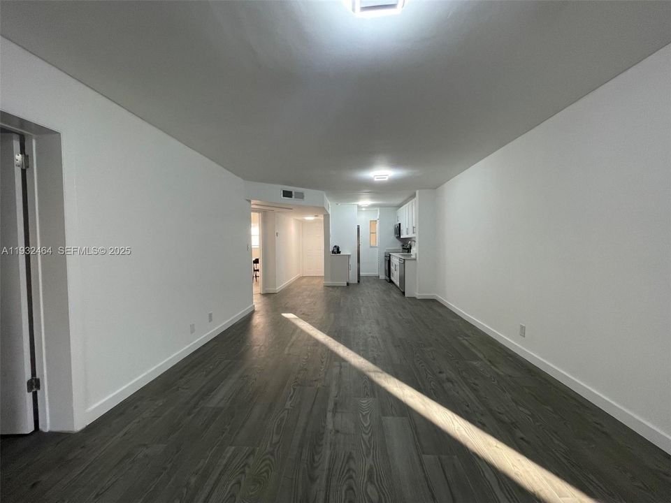 For Rent: $2,050 (2 beds, 2 baths, 949 Square Feet)