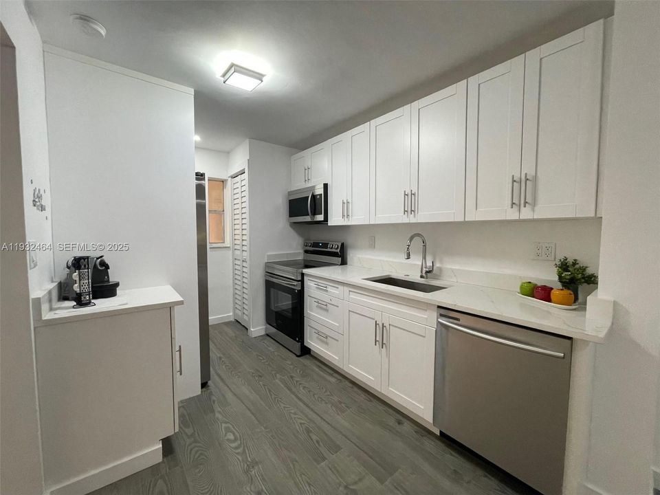 For Rent: $2,050 (2 beds, 2 baths, 949 Square Feet)
