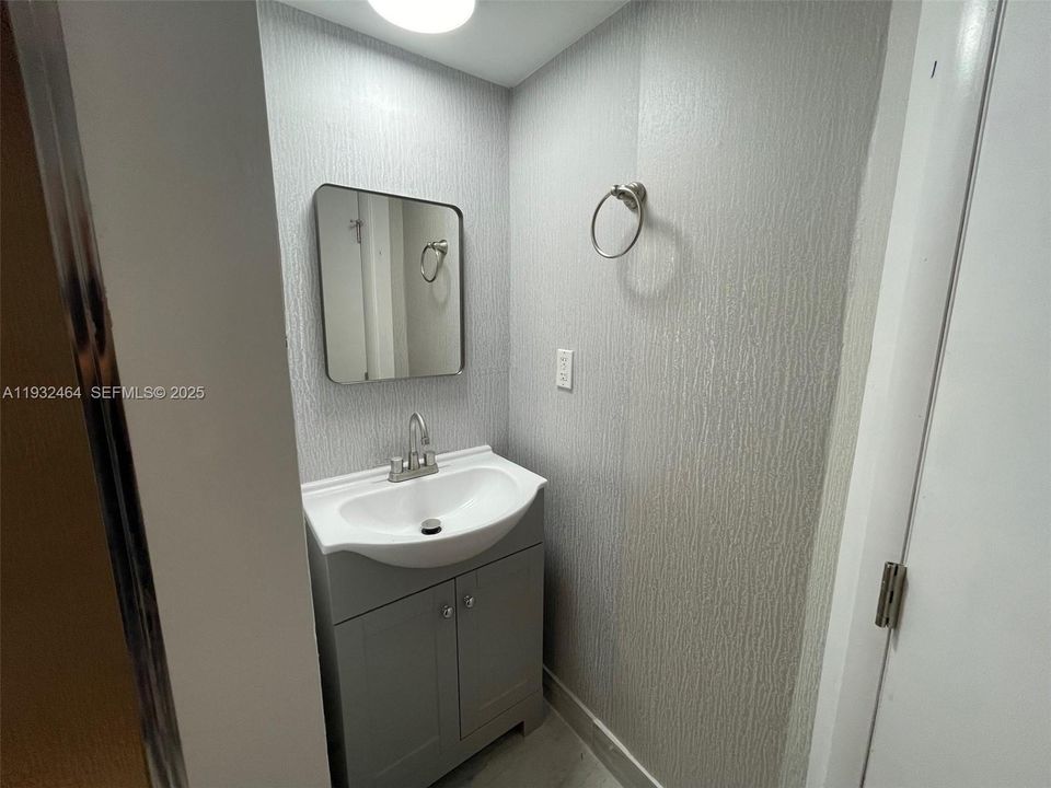 For Rent: $2,050 (2 beds, 2 baths, 949 Square Feet)