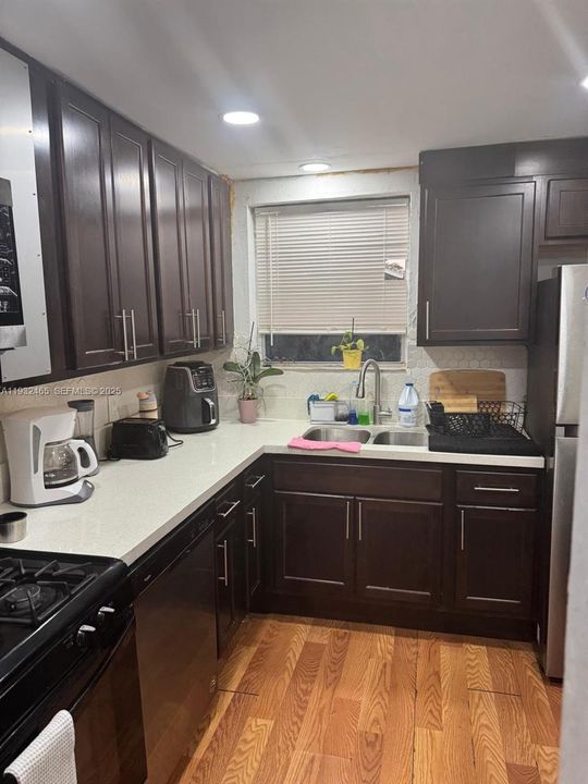 For Rent: $1,600 (1 beds, 1 baths, 807 Square Feet)