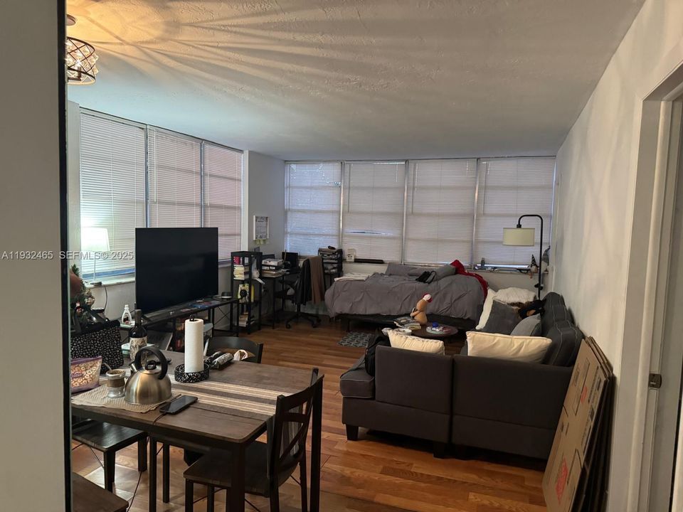 For Rent: $1,600 (1 beds, 1 baths, 807 Square Feet)