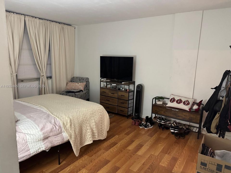 For Rent: $1,600 (1 beds, 1 baths, 807 Square Feet)