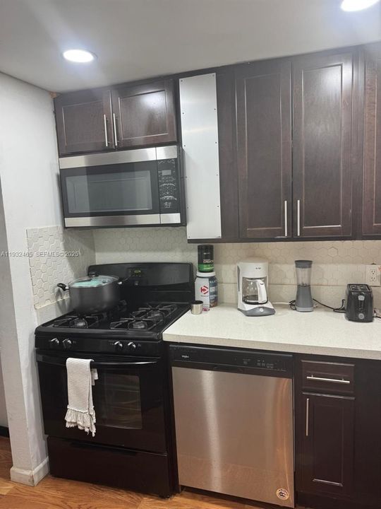 For Rent: $1,600 (1 beds, 1 baths, 807 Square Feet)