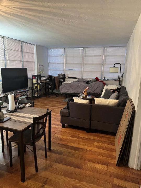 For Rent: $1,600 (1 beds, 1 baths, 807 Square Feet)