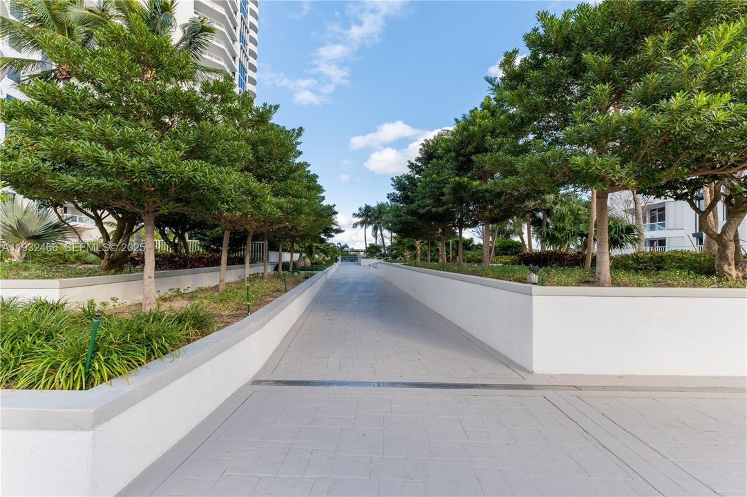 For Sale: $575,000 (2 beds, 2 baths, 1510 Square Feet)