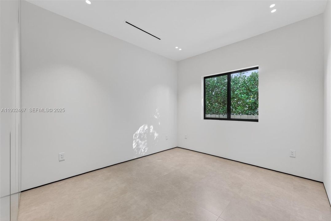 For Sale: $1,980,000 (4 beds, 4 baths, 1202 Square Feet)