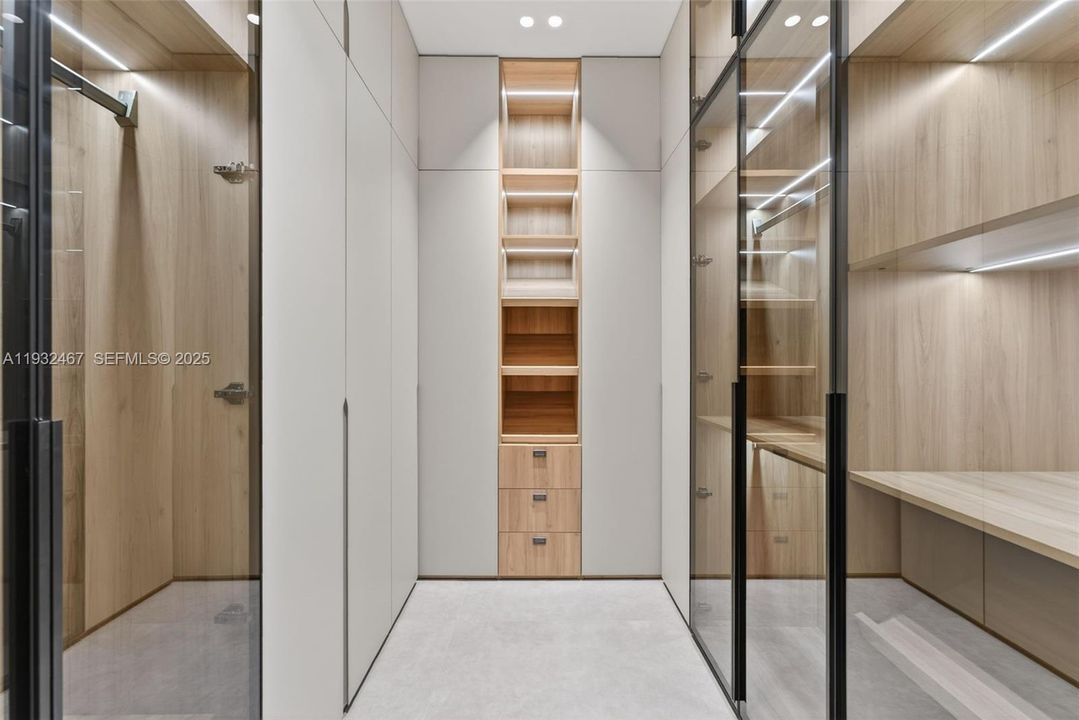 For Sale: $1,980,000 (4 beds, 4 baths, 1202 Square Feet)