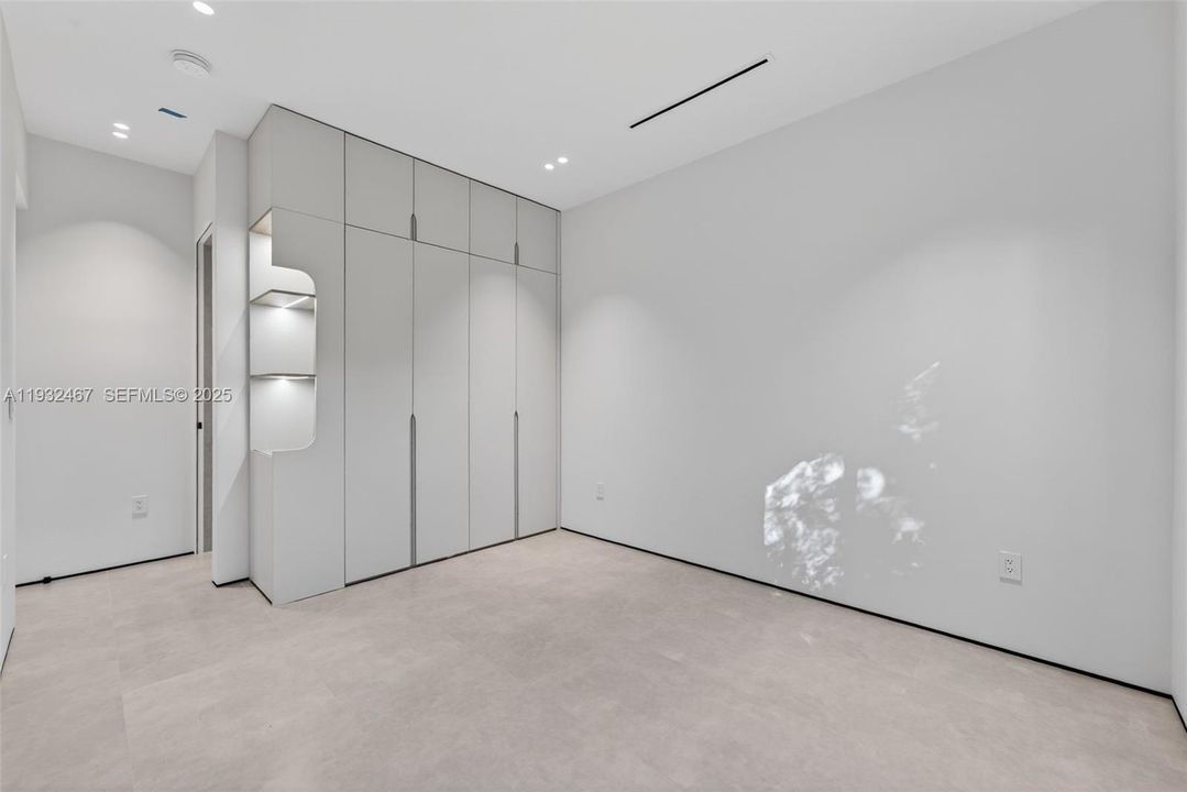 For Sale: $1,980,000 (4 beds, 4 baths, 1202 Square Feet)