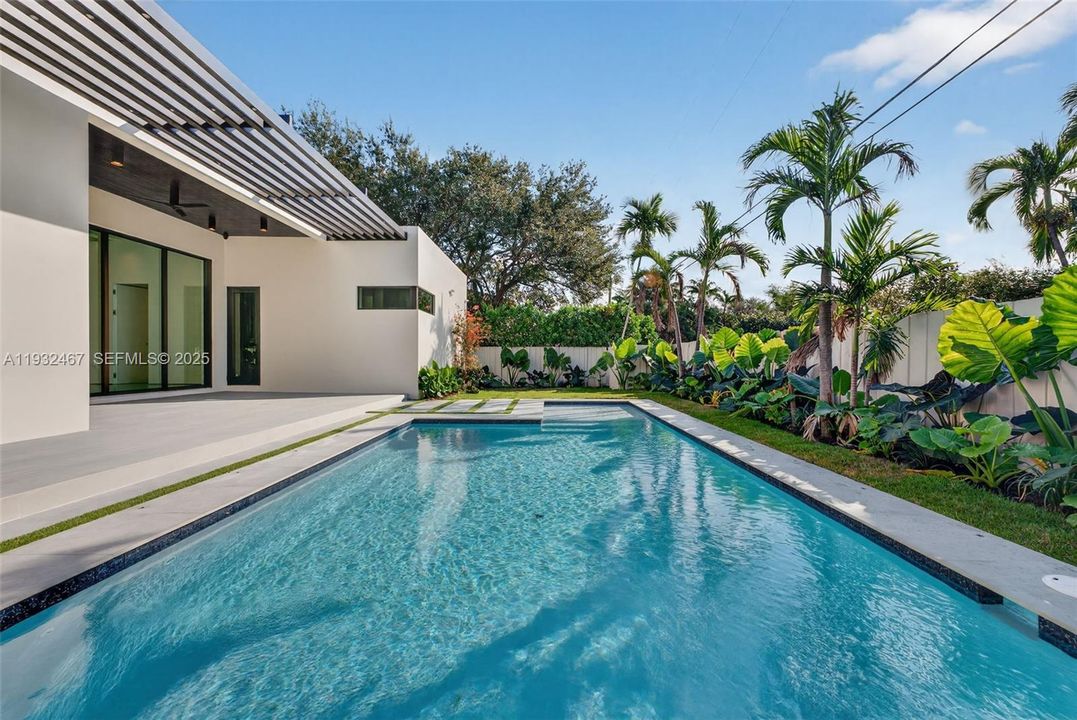 For Sale: $1,980,000 (4 beds, 4 baths, 1202 Square Feet)