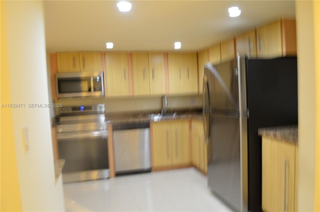 For Sale: $289,999 (2 beds, 2 baths, 1075 Square Feet)