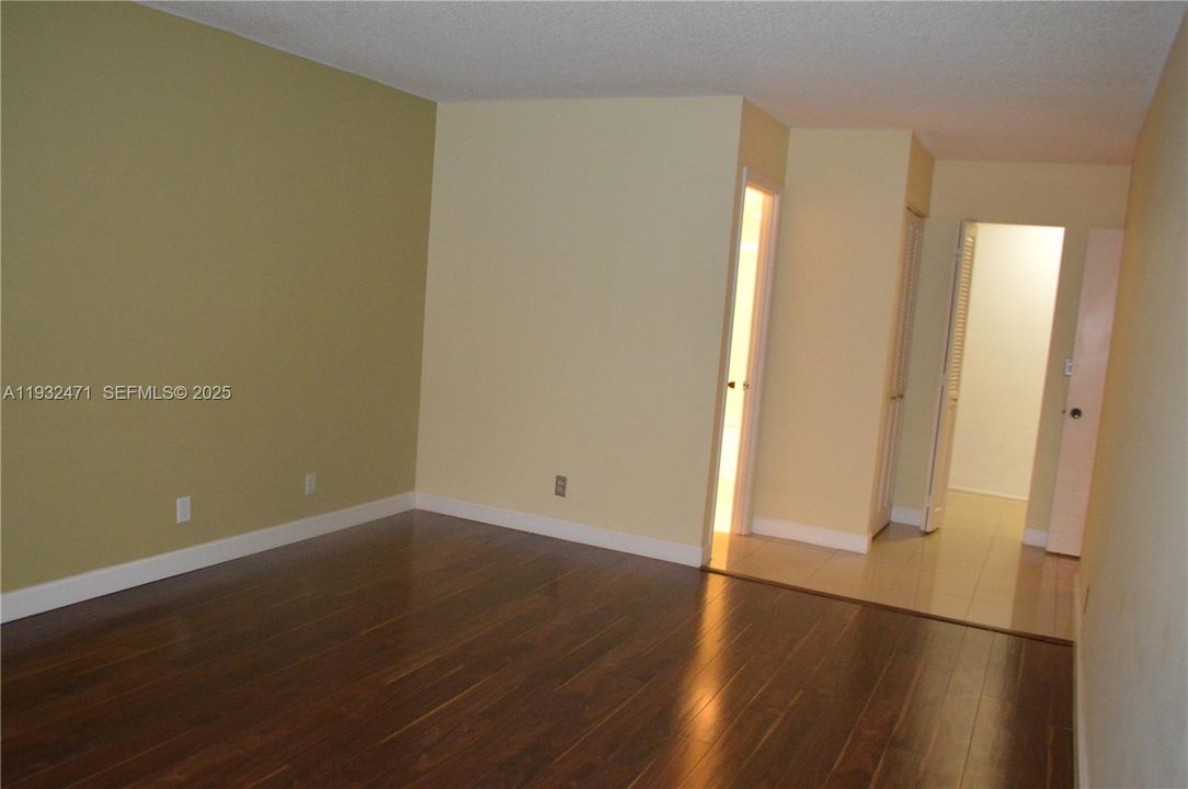 For Sale: $289,999 (2 beds, 2 baths, 1075 Square Feet)