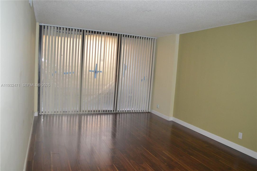 For Sale: $289,999 (2 beds, 2 baths, 1075 Square Feet)