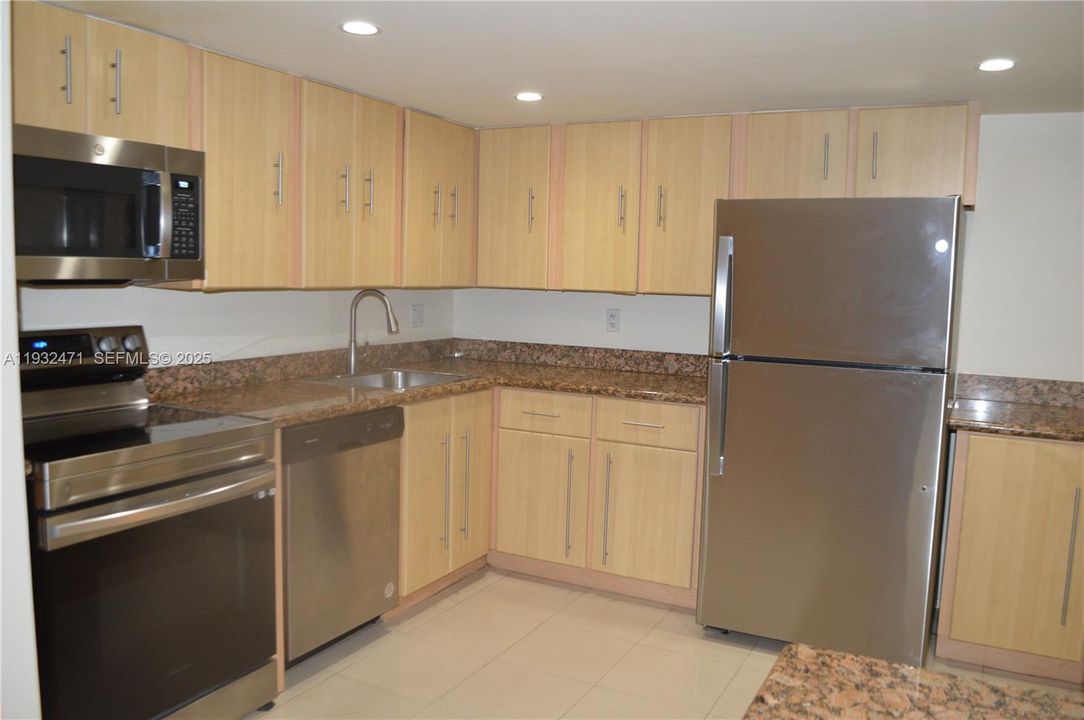 For Sale: $289,999 (2 beds, 2 baths, 1075 Square Feet)