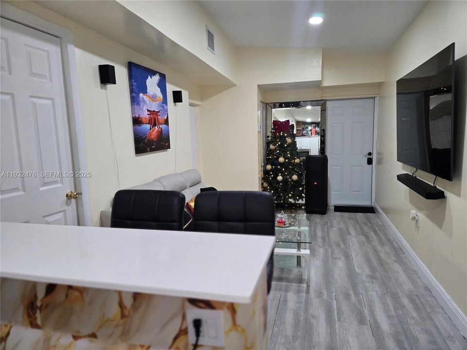 For Sale: $485,000 (2 beds, 1 baths, 692 Square Feet)