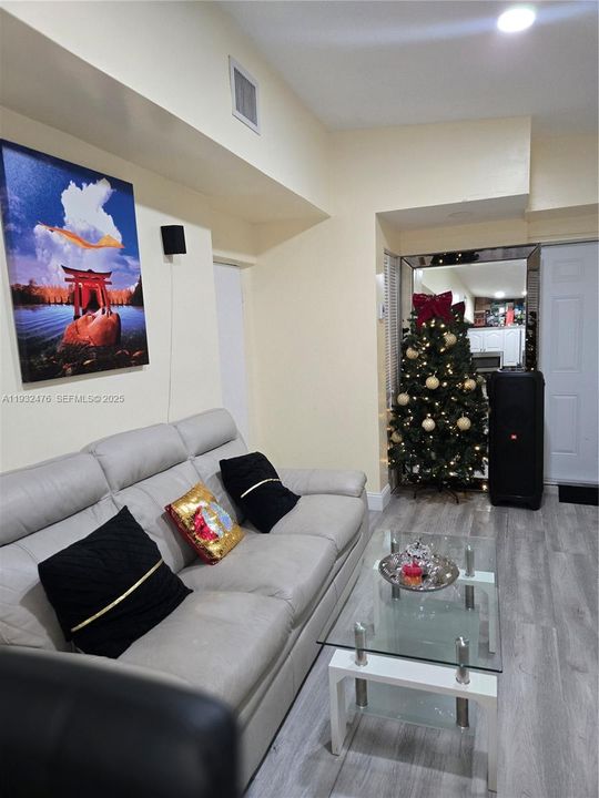 For Sale: $485,000 (2 beds, 1 baths, 692 Square Feet)