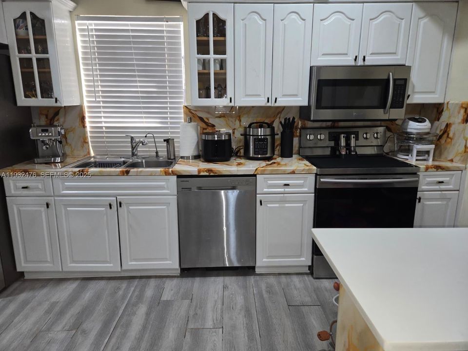 For Sale: $485,000 (2 beds, 1 baths, 692 Square Feet)