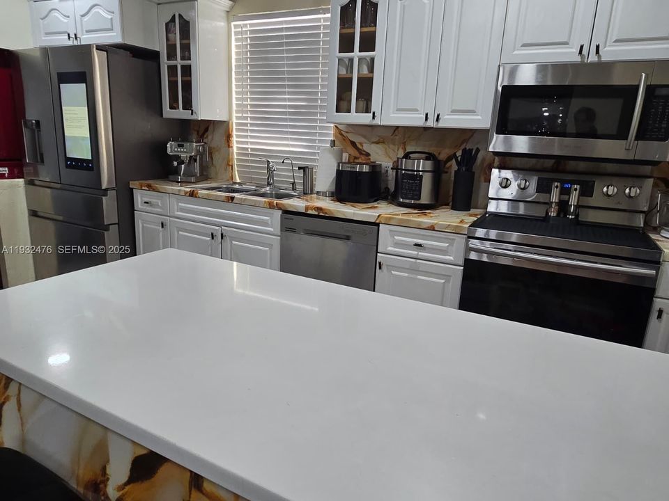 For Sale: $485,000 (2 beds, 1 baths, 692 Square Feet)