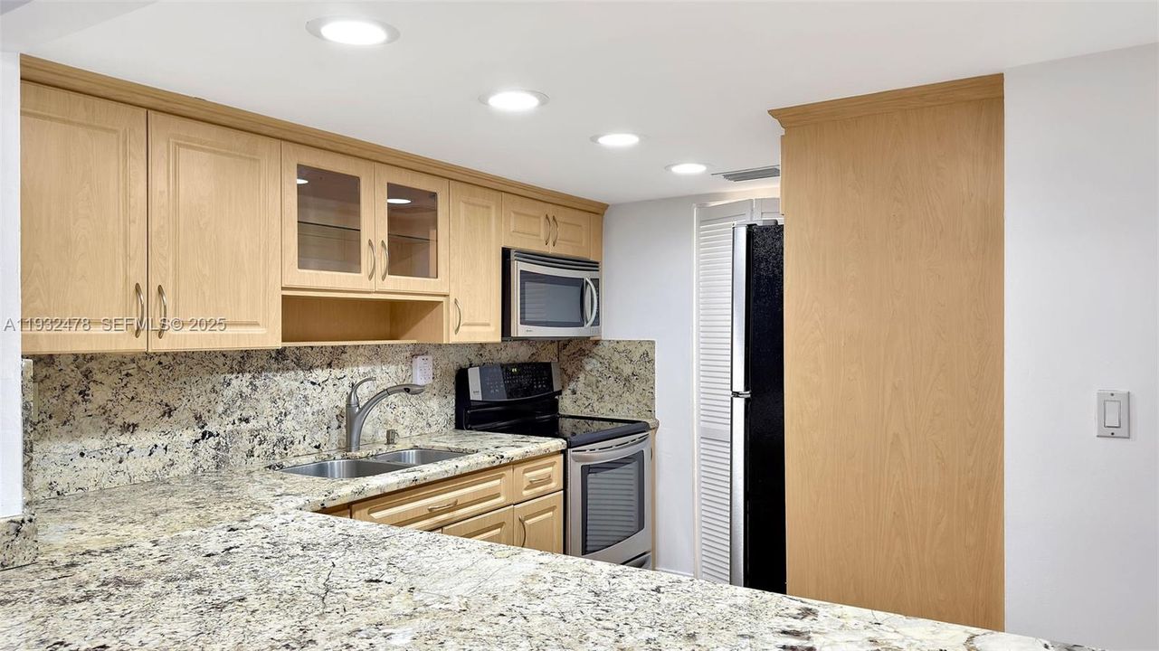 For Rent: $4,000 (2 beds, 2 baths, 1038 Square Feet)