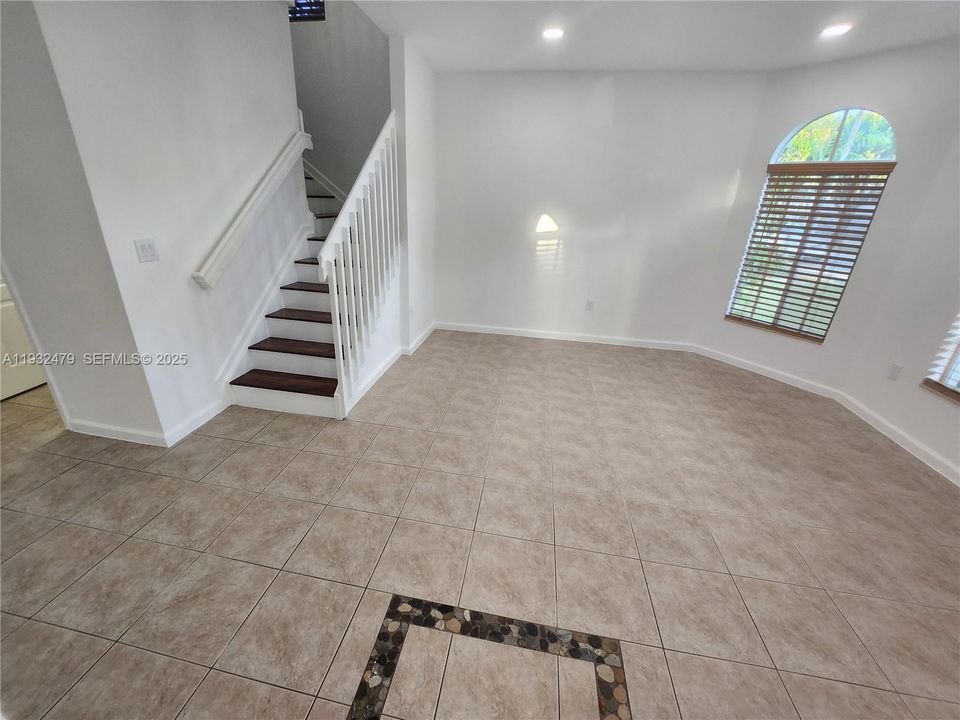 出租: $2,800 (4 贝兹, 2 浴室, 2211 平方英尺)