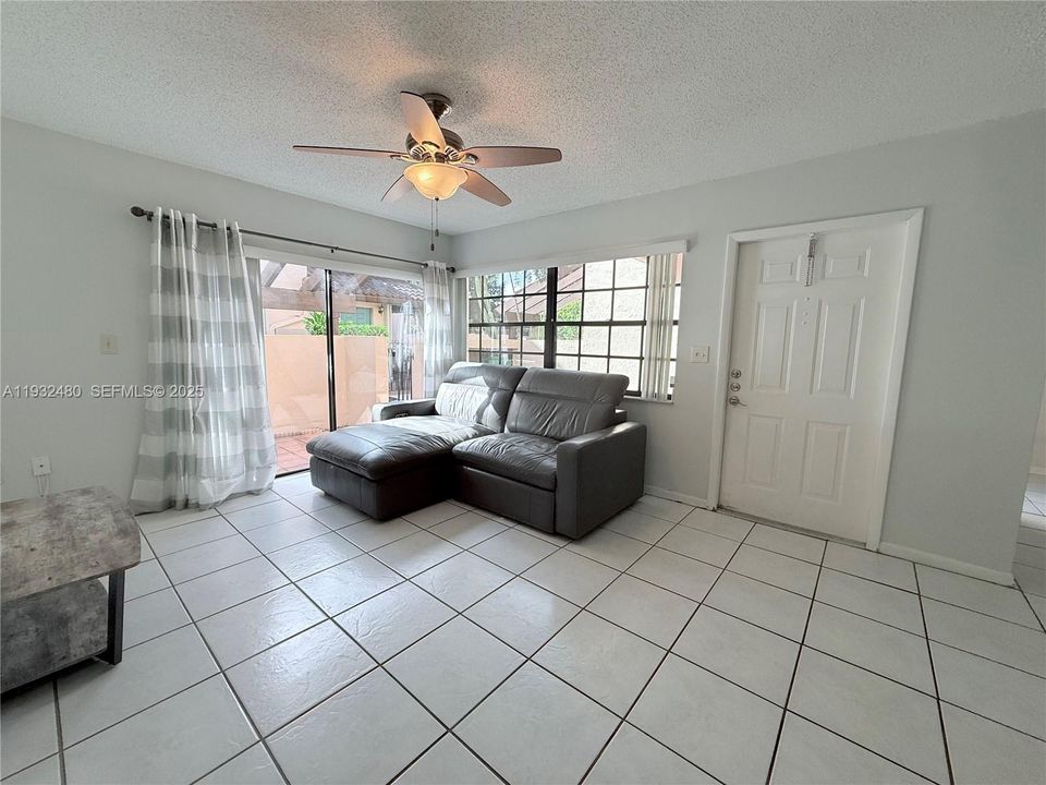 For Rent: $2,700 (2 beds, 2 baths, 1253 Square Feet)
