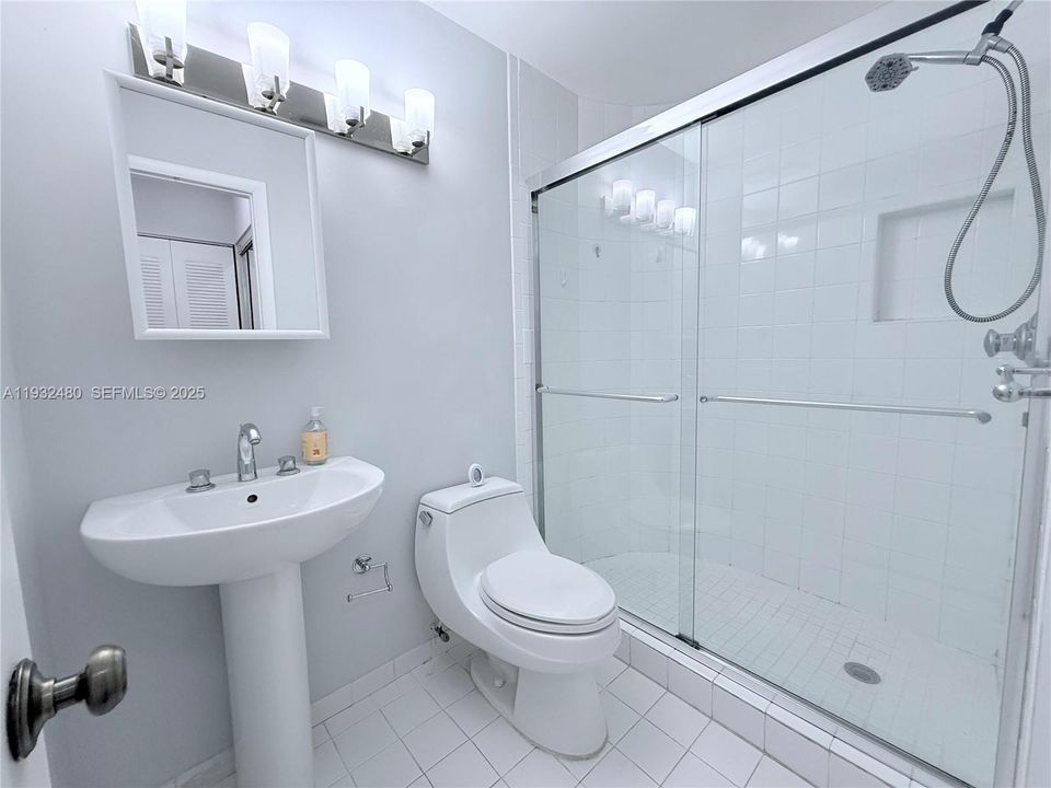 For Rent: $2,700 (2 beds, 2 baths, 1253 Square Feet)