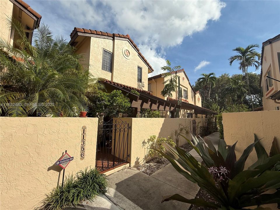 For Rent: $2,700 (2 beds, 2 baths, 1253 Square Feet)