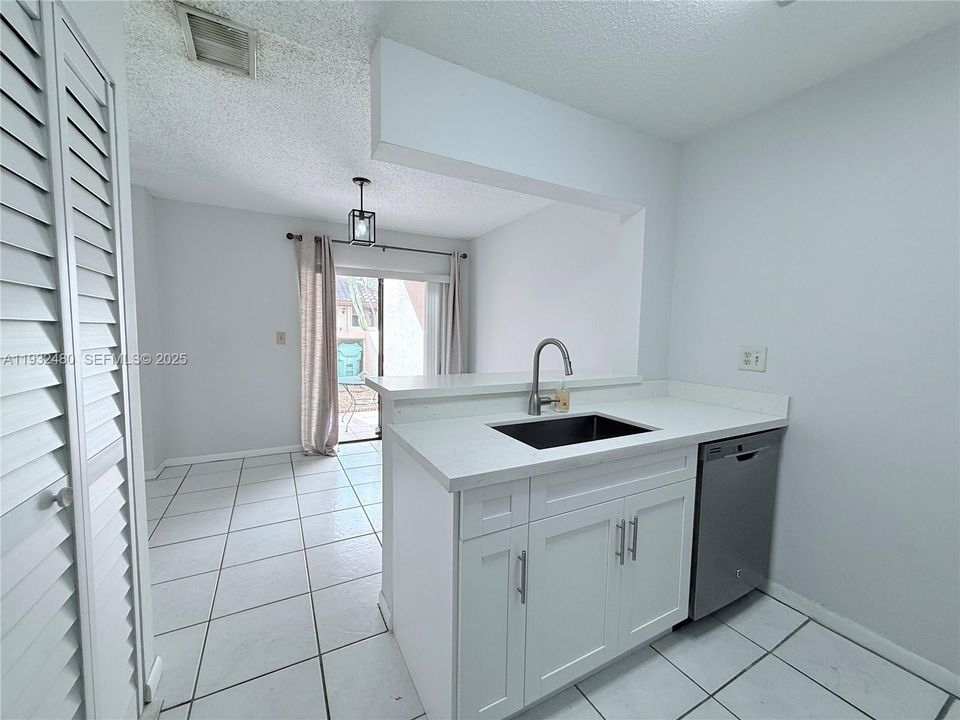 For Rent: $2,700 (2 beds, 2 baths, 1253 Square Feet)