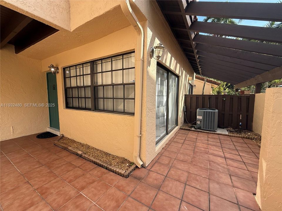 For Rent: $2,700 (2 beds, 2 baths, 1253 Square Feet)