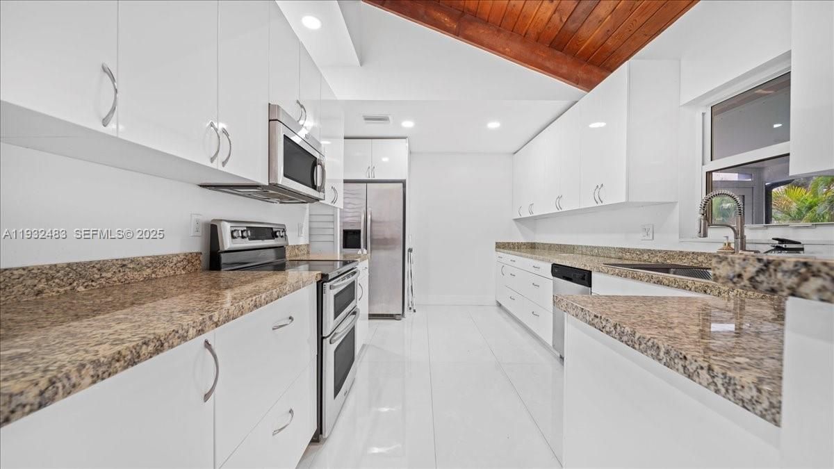 For Sale: $529,000 (4 beds, 3 baths, 1421 Square Feet)