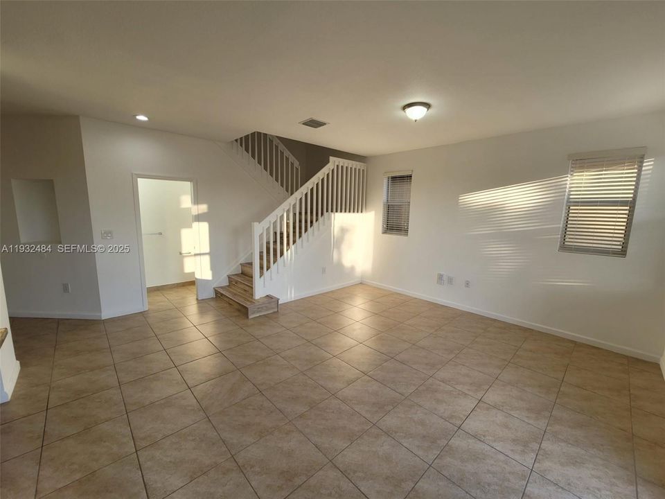 出租: $2,900 (4 贝兹, 2 浴室, 2420 平方英尺)