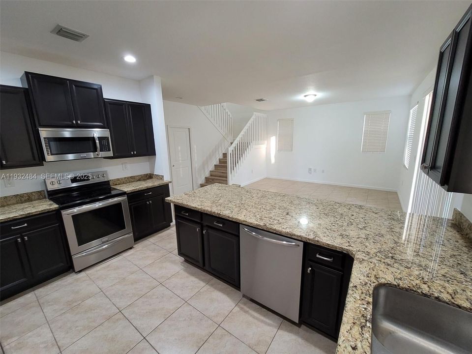 出租: $2,900 (4 贝兹, 2 浴室, 2420 平方英尺)