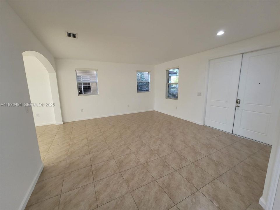 出租: $2,900 (4 贝兹, 2 浴室, 2420 平方英尺)