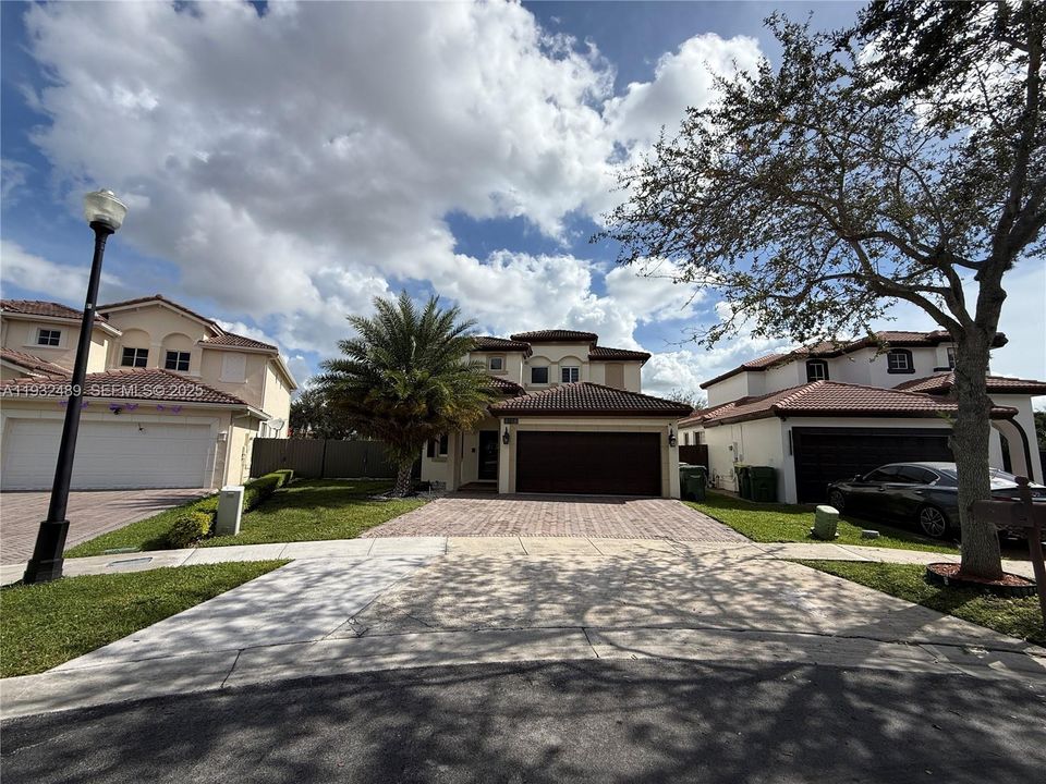 出租: $4,500 (4 贝兹, 3 浴室, 2559 平方英尺)