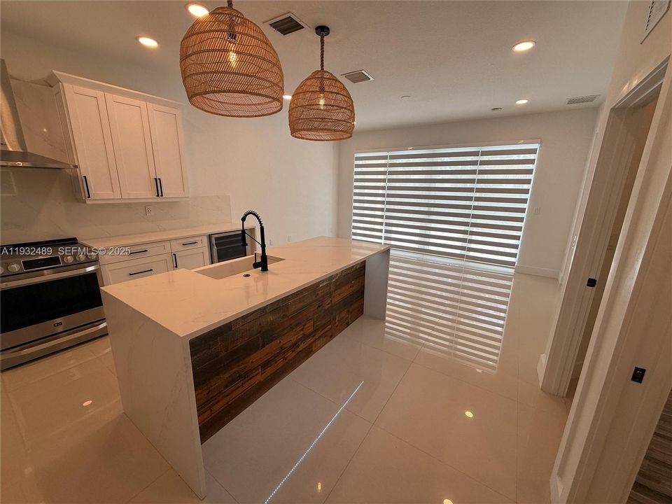 出租: $4,500 (4 贝兹, 3 浴室, 2559 平方英尺)