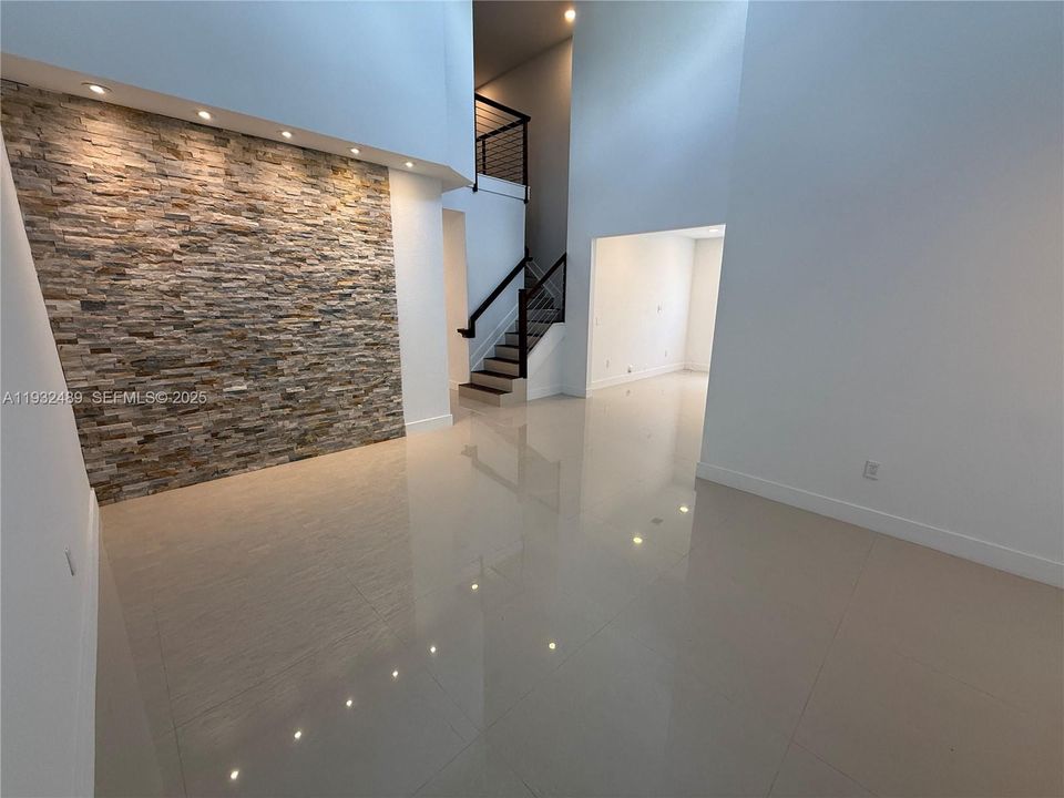 出租: $4,500 (4 贝兹, 3 浴室, 2559 平方英尺)