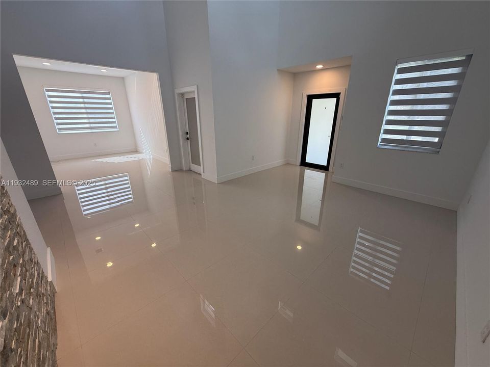 出租: $4,500 (4 贝兹, 3 浴室, 2559 平方英尺)