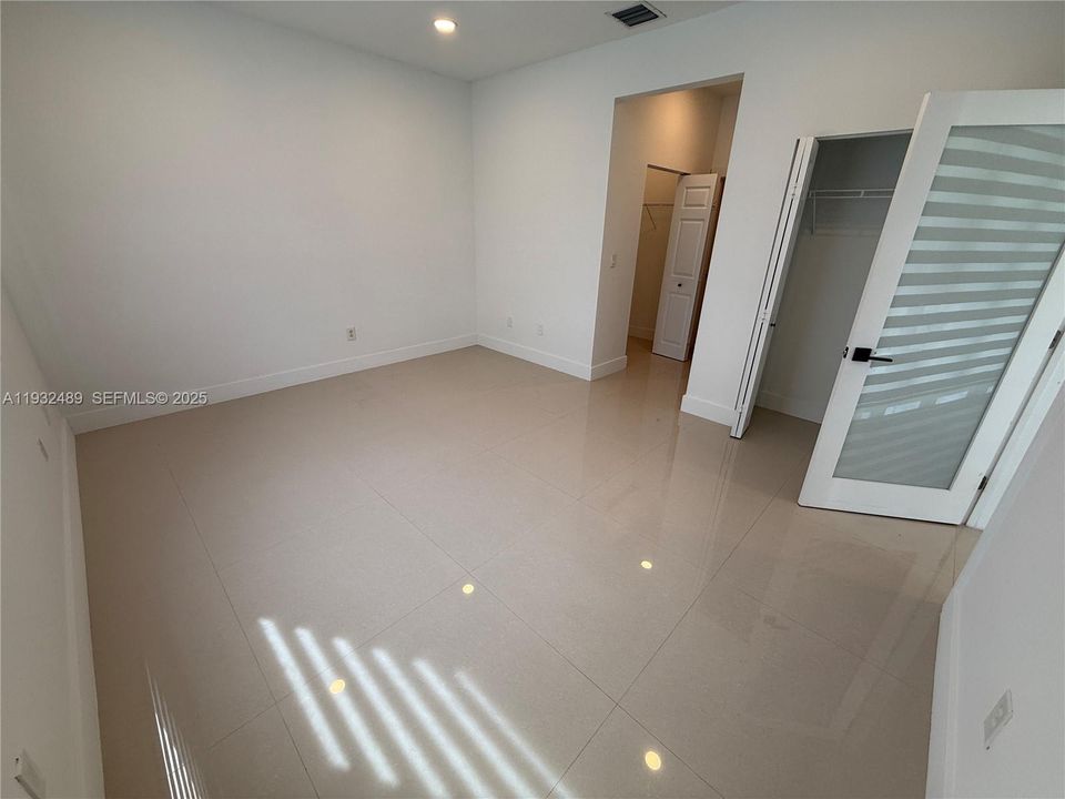 出租: $4,500 (4 贝兹, 3 浴室, 2559 平方英尺)