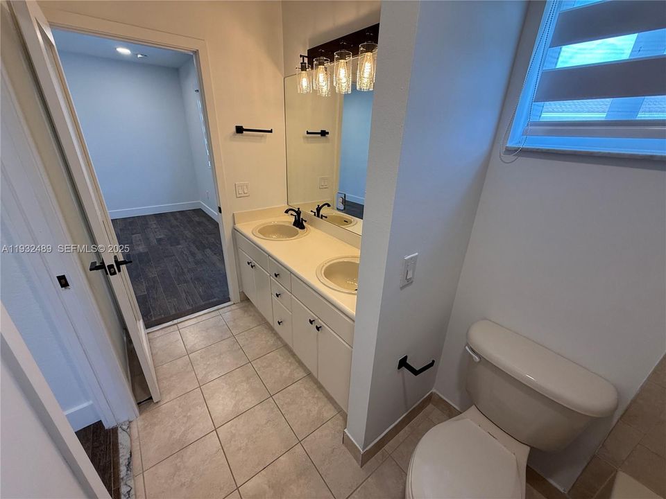 出租: $4,500 (4 贝兹, 3 浴室, 2559 平方英尺)