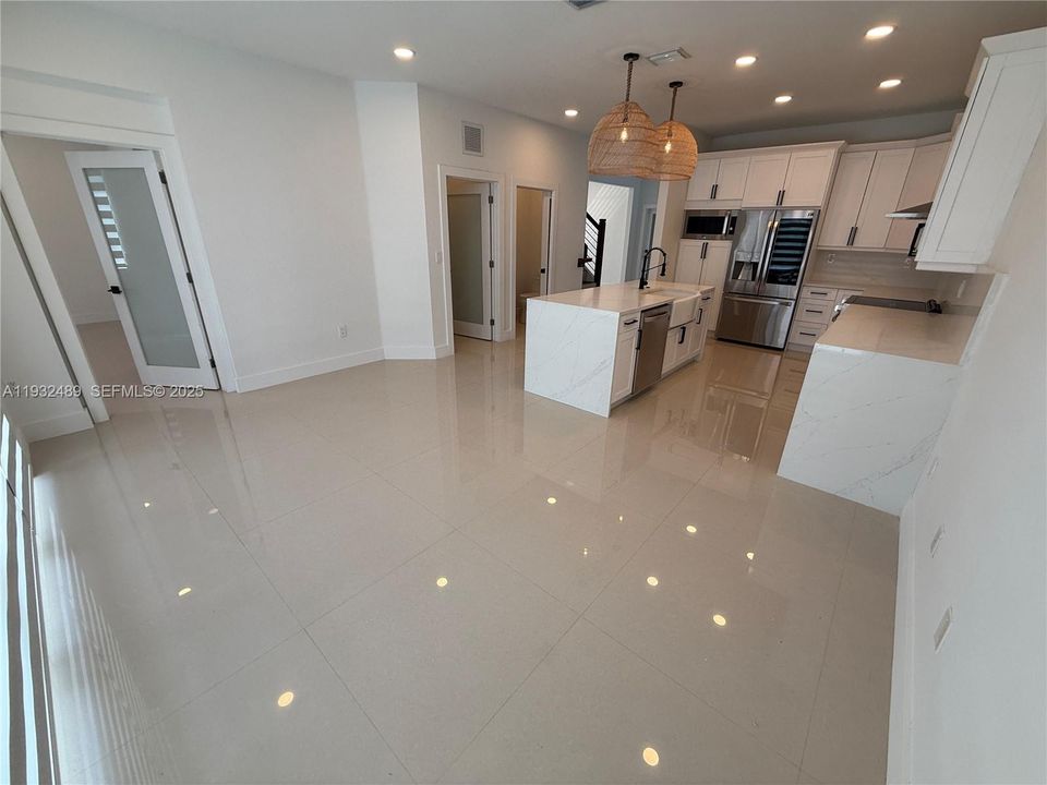 出租: $4,500 (4 贝兹, 3 浴室, 2559 平方英尺)