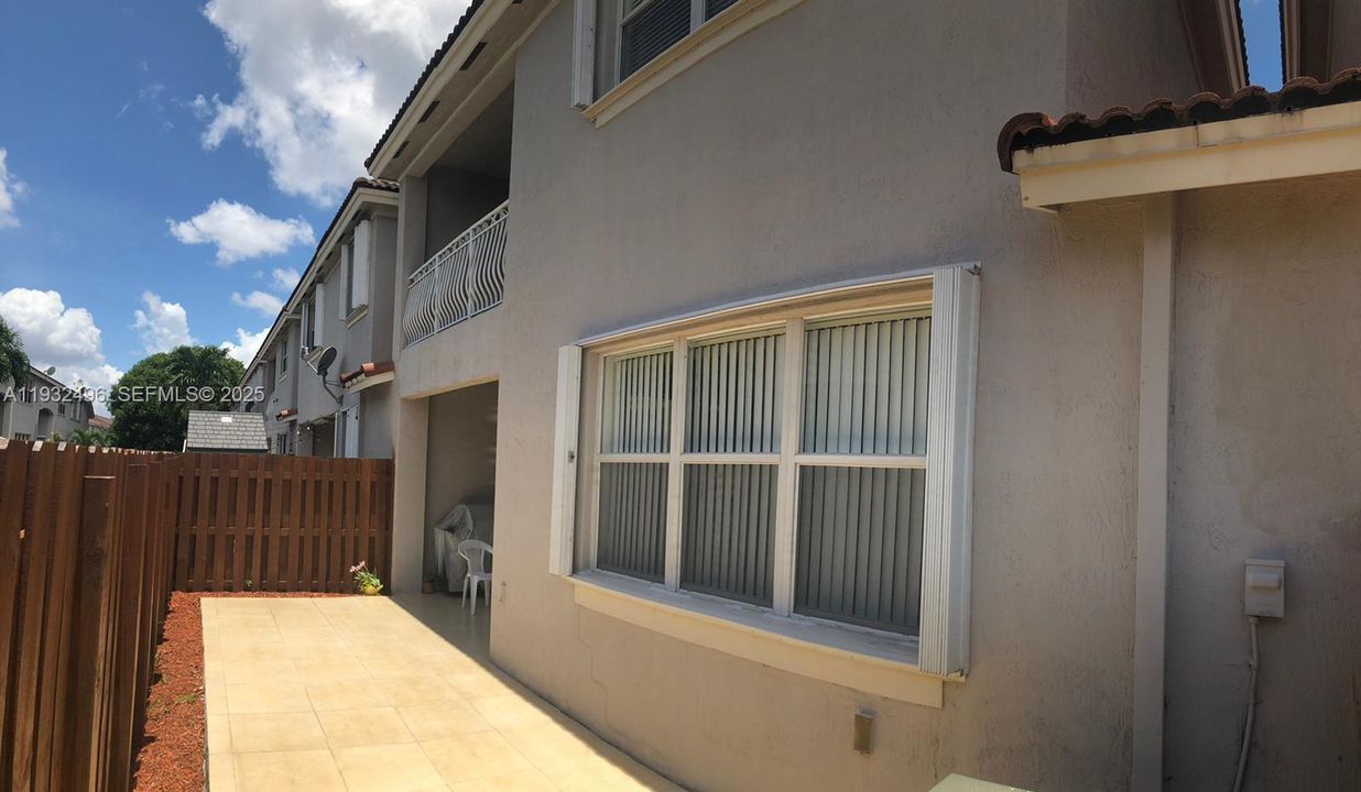 For Rent: $3,900 (3 beds, 2 baths, 2016 Square Feet)