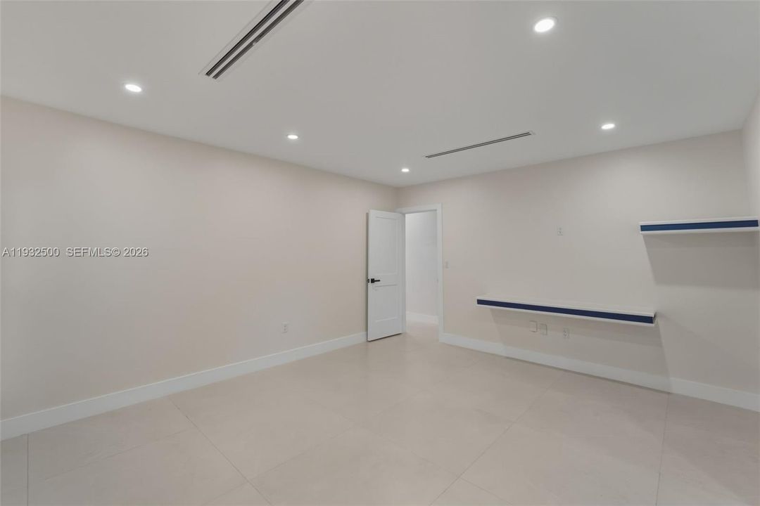 В аренду: $9,000 (4 спален, 3 ванн, 2300 Квадратных фут)