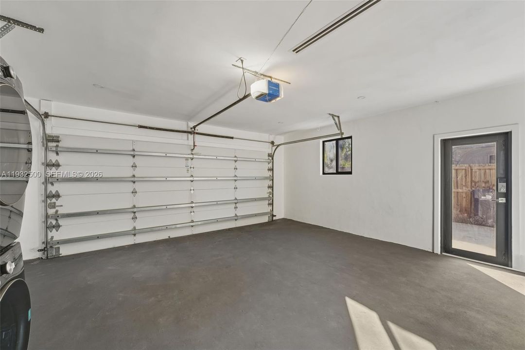 В аренду: $9,000 (4 спален, 3 ванн, 2300 Квадратных фут)