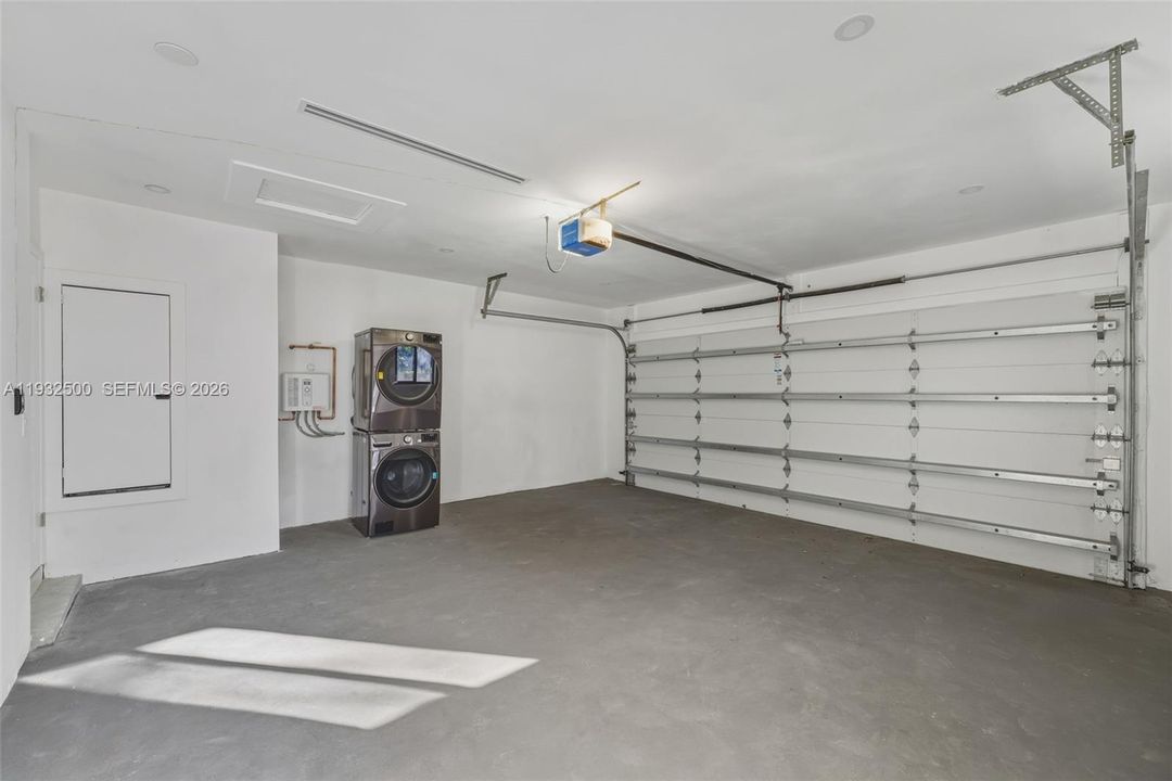 В аренду: $9,000 (4 спален, 3 ванн, 2300 Квадратных фут)