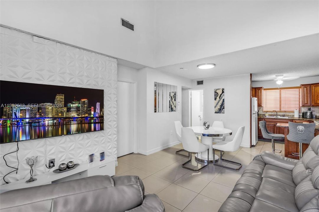 В аренду: $2,400 (3 спален, 2 ванн, 972 Квадратных фут)