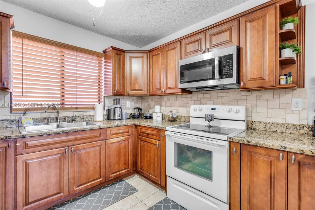 В аренду: $2,400 (3 спален, 2 ванн, 972 Квадратных фут)