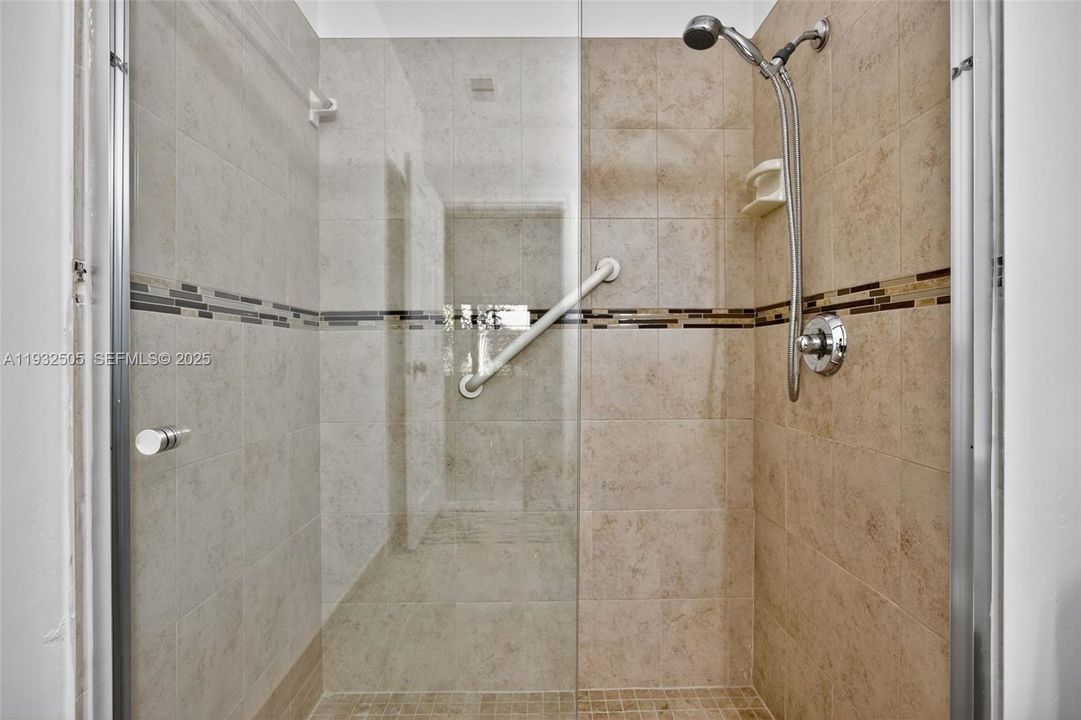 На продажу: $339,900 (2 спален, 2 ванн, 1378 Квадратных фут)